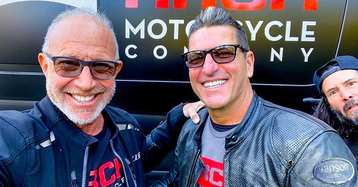 20+ Celebrities Who Masterfully Got Into Someone Else’s Photo but Didn’t Ruin It 20+ Celebrities Who Masterfully Got Into Someone Else’s Photo but Didn’t Ruin It