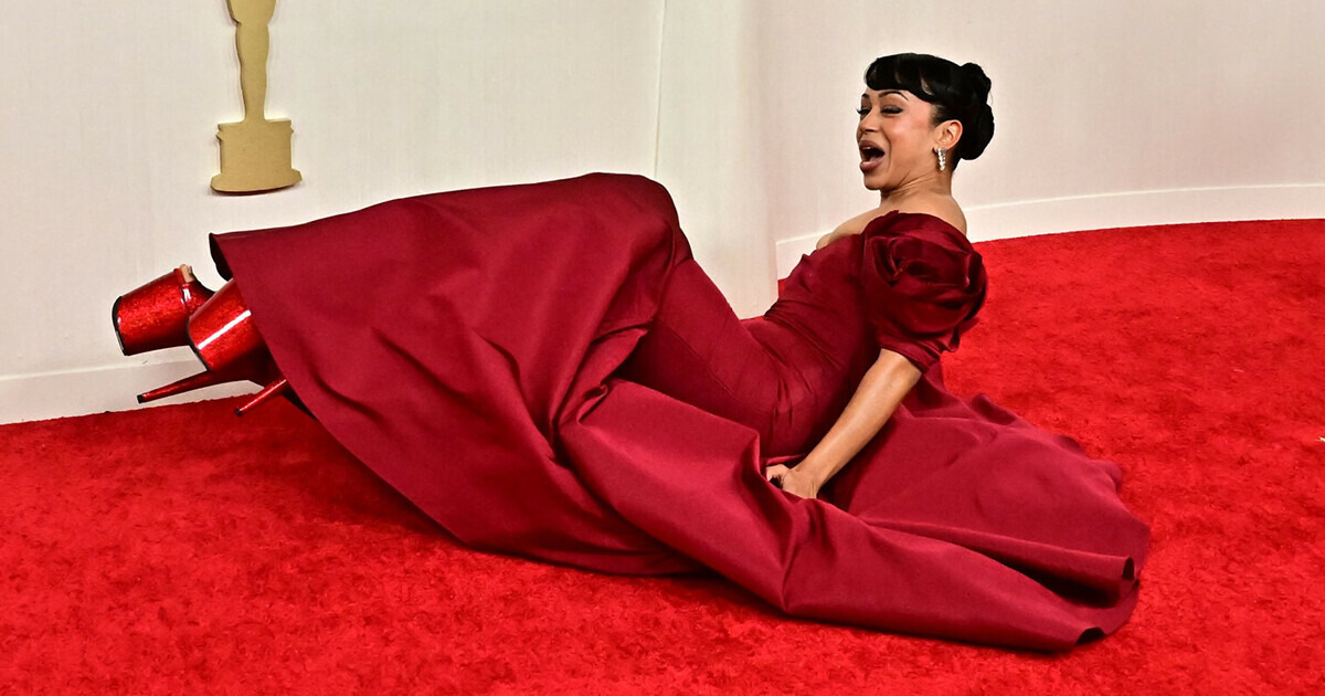 An Actress Had a Massive Fall on the Oscars Red Carpet and Joked About It on Social Media An Actress Had a Massive Fall on the Oscars Red Carpet and Joked About It on Social Media