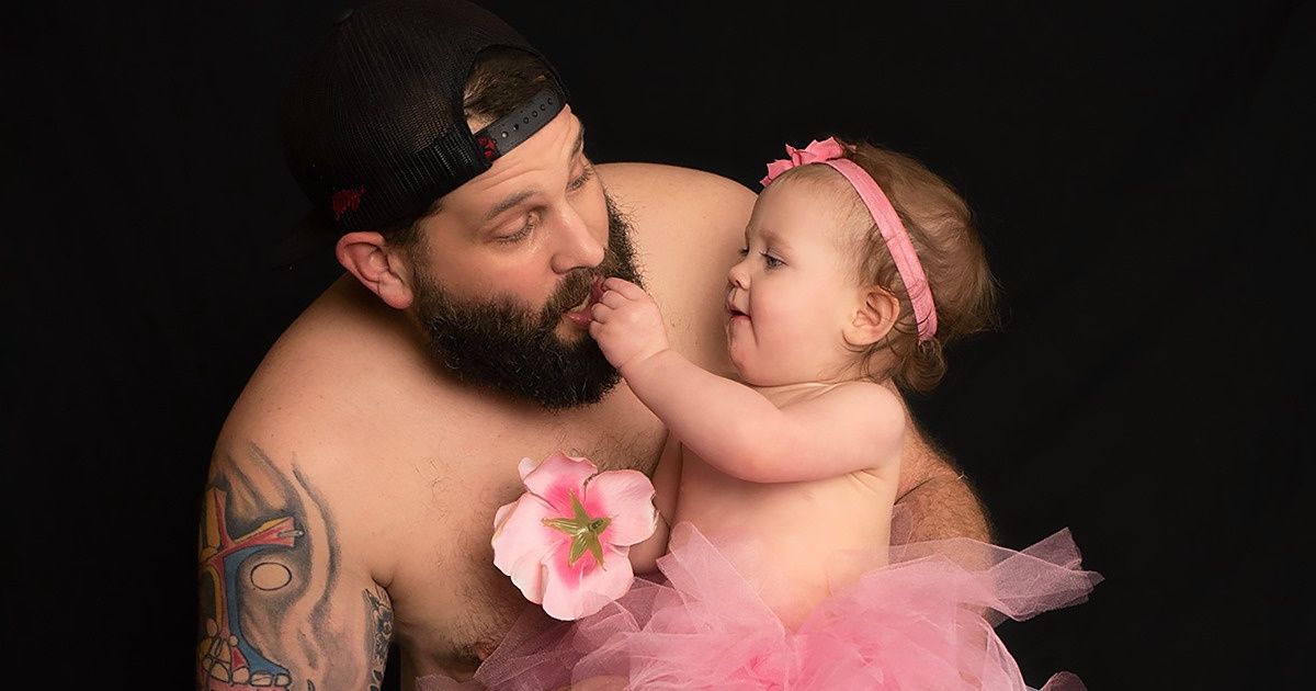 Dad Wears Pink Tutu for a Photoshoot With His Daughter to Create Precious Memories Dad Wears Pink Tutu for a Photoshoot With His Daughter to Create Precious Memories