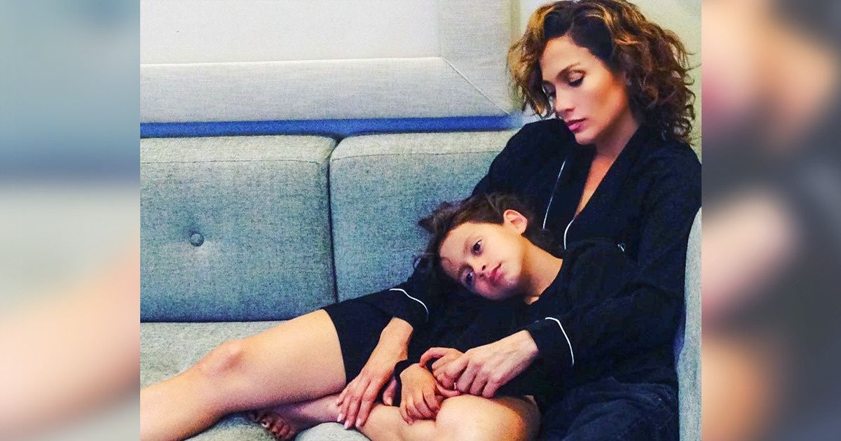 A Mom Powerfully Describes How Social Media Ruins Parents’ Self-Esteem, and Her Words Strike a Chord A Mom Powerfully Describes How Social Media Ruins Parents’ Self-Esteem, and Her Words Strike a Chord