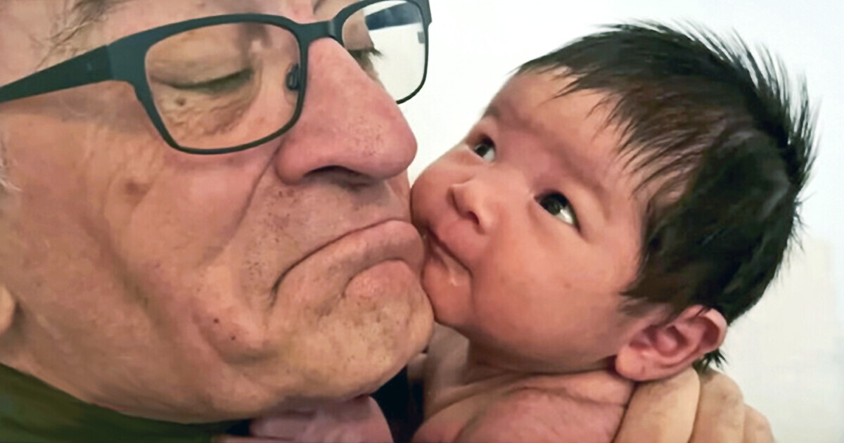 Robert De Niro Reveals He Doesn’t “Do the Heavy Lifting” Raising Baby Gia Robert De Niro Reveals He Doesn’t “Do the Heavy Lifting” Raising Baby Gia