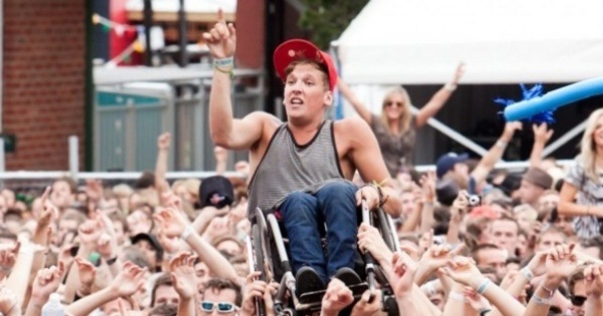 12 wonderful photographs which prove that kindness is all around us