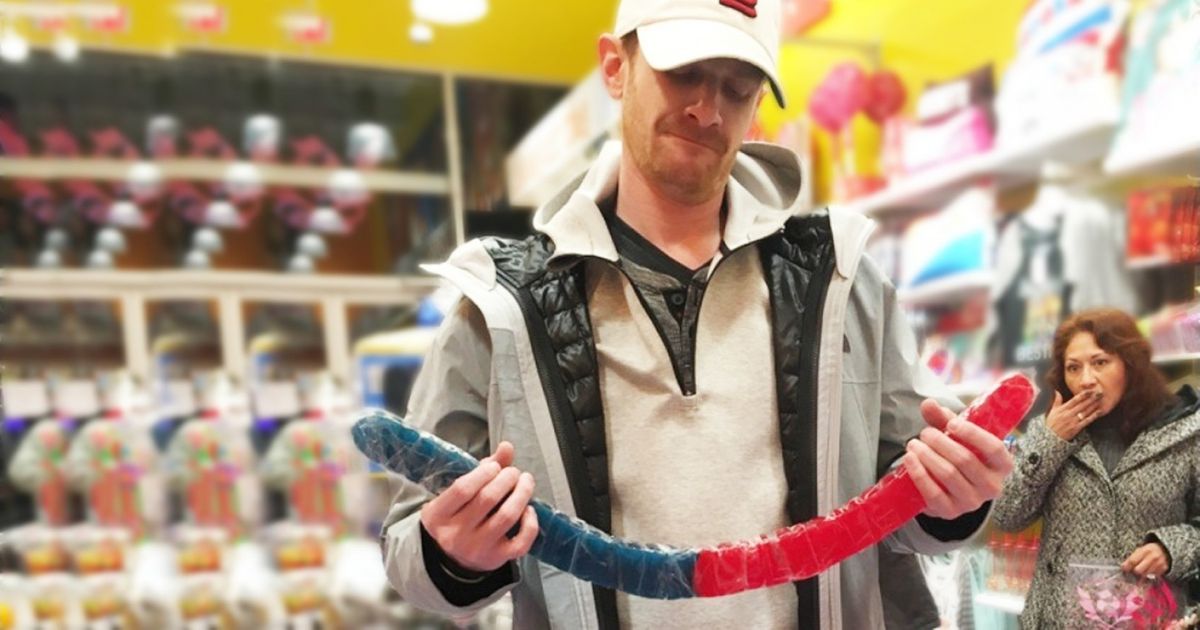 14 Photos Where the Background Is Funnier Than the Main Action