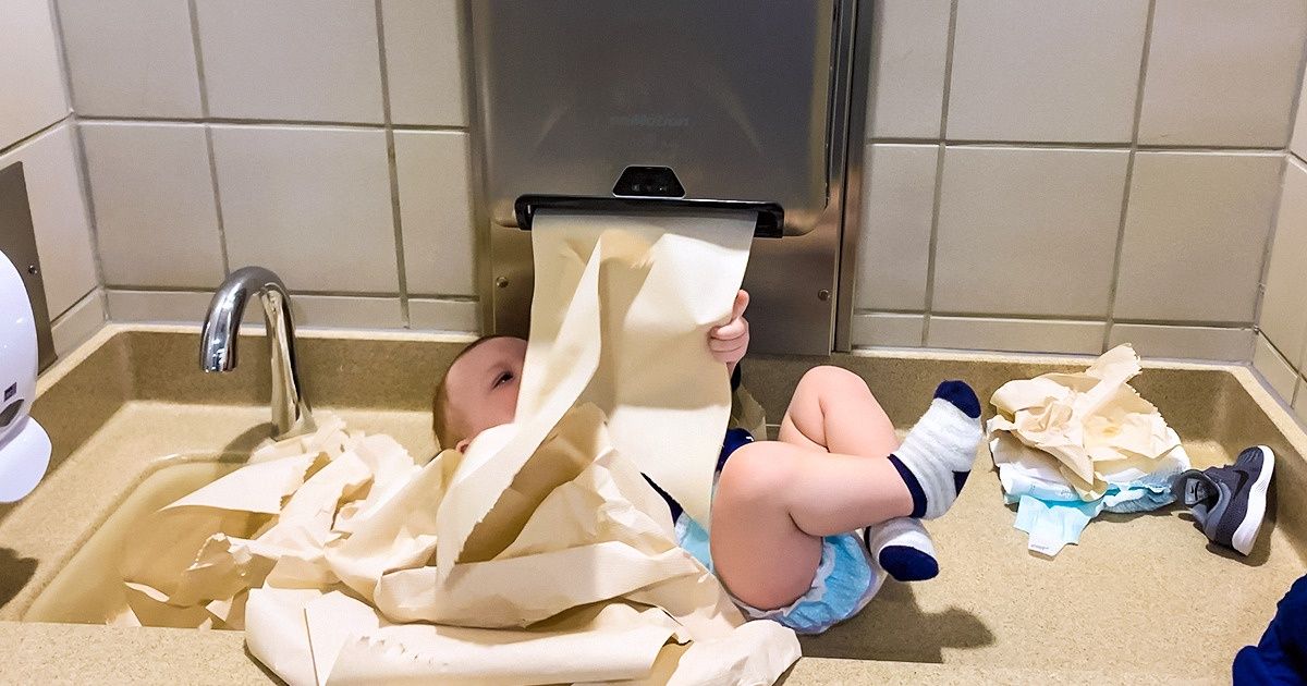 18 Painfully Honest Photos Proving Parents Can’t Relax Even for a Single Moment