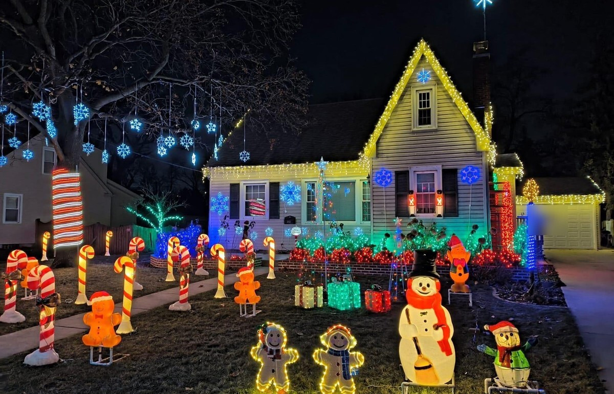 12 Families Who Take Christmas Lights Way Too Seriously, and a House You Can Spot From O’Hare