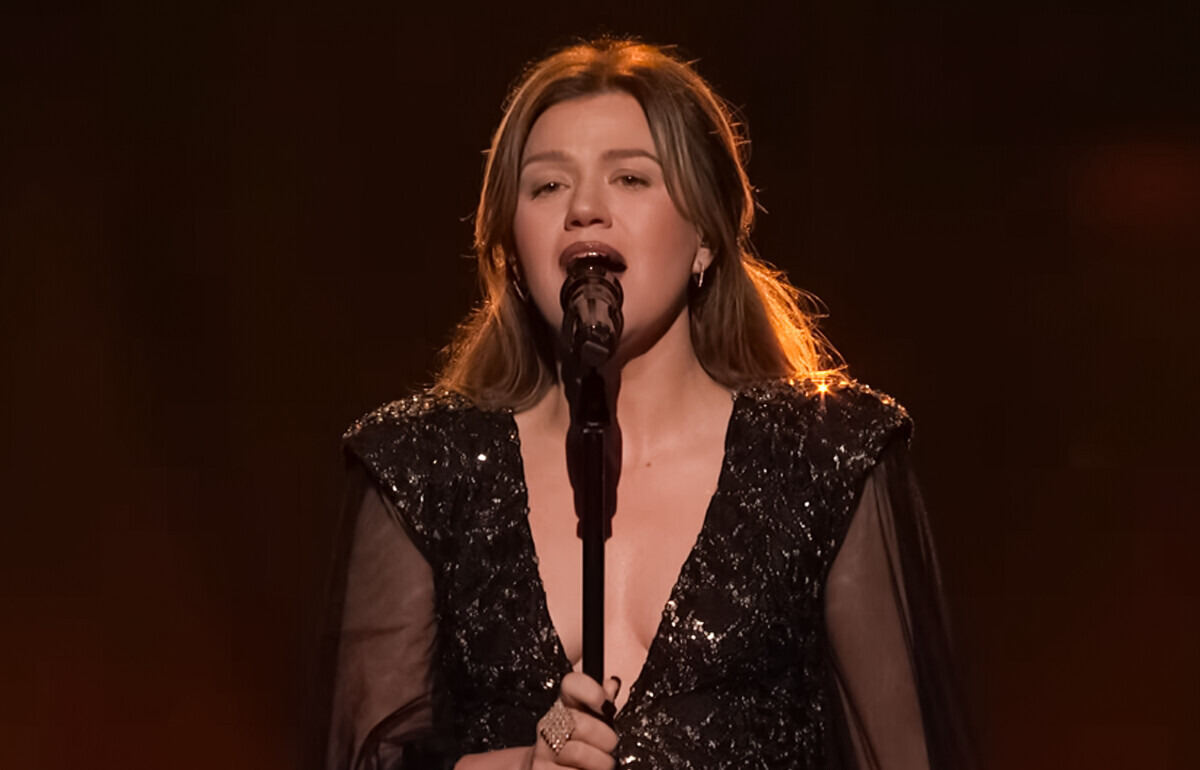 Kelly Clarkson Postpones Las Vegas Shows for Family Crisis Involving Ex-Husband