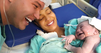 A Newborn Baby SMILES at Her Father and the Photo Goes Viral: “At That Moment, I Was Sure What Love Was”