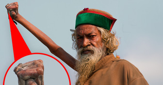 The True Reason Why an Indian Man Has Been Holding His Arm Up Since 1973