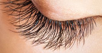 10 Ways to Grow Long Eyelashes in a Month