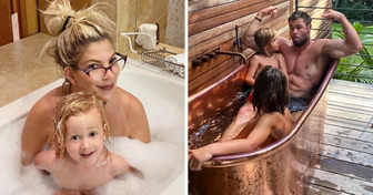 When to Stop Bathing With Your Children, According to Psychologists