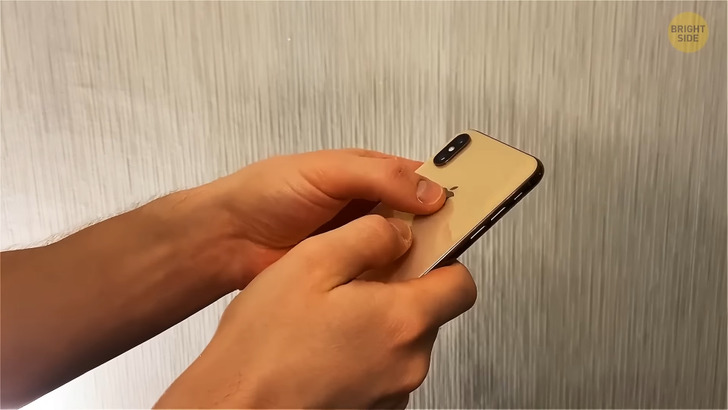 How to use the iPhone Apple logo as a secret button