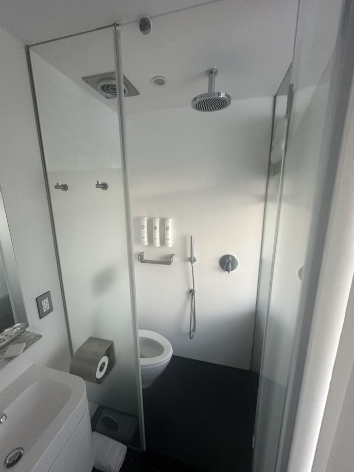 28d3c75d3692cf3f704eefc4bf 15+ Hotel Design Choices That Left Guests Dumbfounded / Bright Side