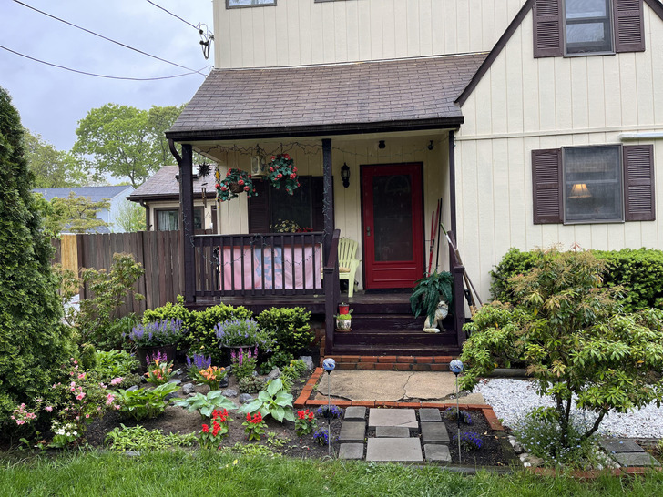 A Whole Front Garden Planted in Two Days While a Boyfriend Was Out of Town