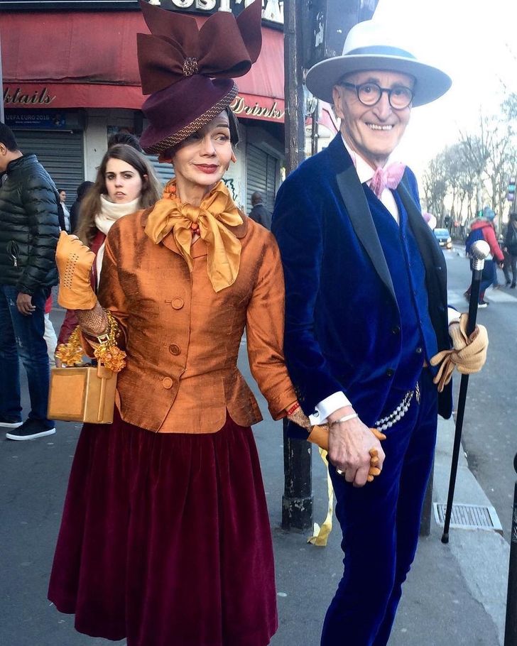 Një çift i moshuar vishet në mënyrë elegante, veshjet e tyre mund të dalin në pah nga çdo sfilatë