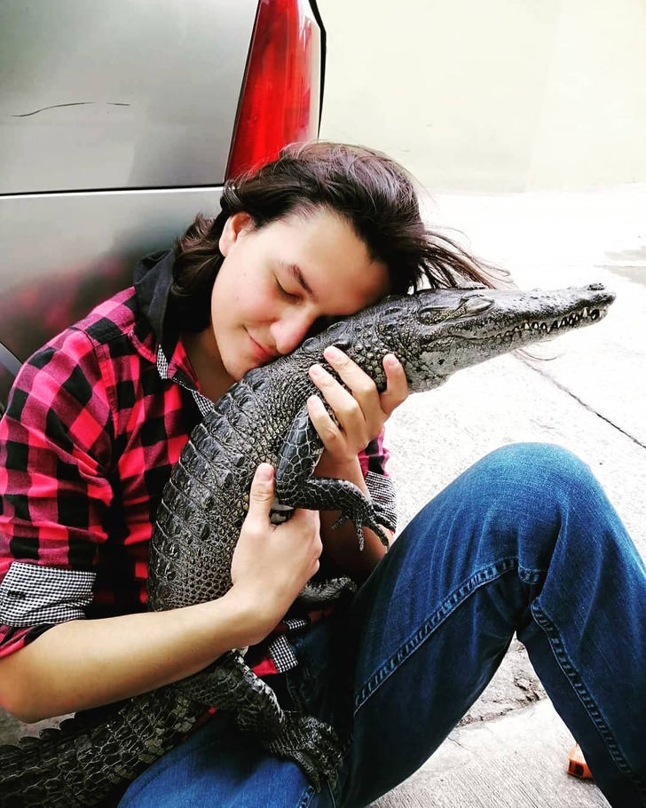 A Man Sleeps With a Crocodile and Proves True Friendship Goes Beyond  Species / Bright Side