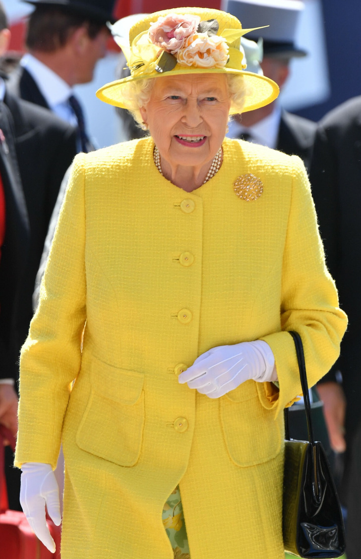 22 Times Queen Elizabeth’s Bold Outfits Made Her Look Brighter Than ...