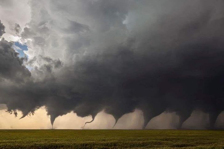 17 Photographs Anyone Should See at Least Once
