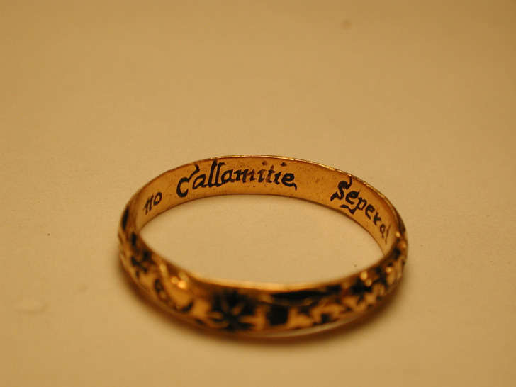A post-medieval gold posy ring with an inscription, recorded by the Portable Antiquities Scheme