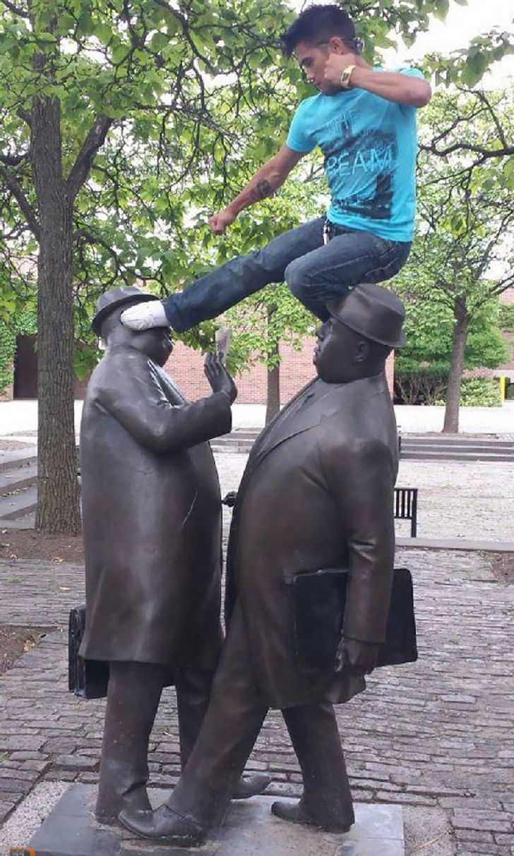 19 Hilarious Times People Had Too Much Fun Posing With Statues