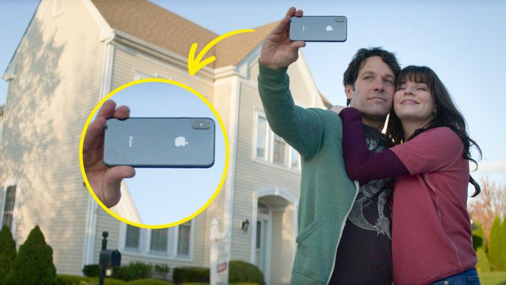 Adegan dari serial TV Living With Yourself ini konon terjadi pada tahun 2014. Pada saat yang sama, Miles memegang iPhone X yang dirilis pada tahun 2017
