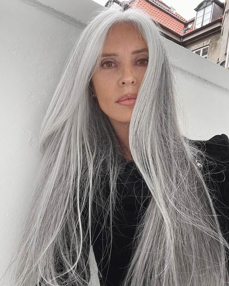 “It Makes Me Look Younger,” a 55-Year-Old Model Ditched Hair Dye and ...