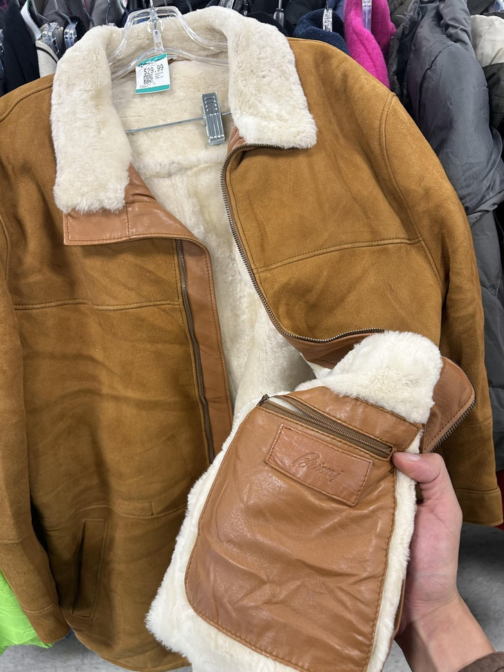 531a5654a8ad1354f1e7665ea8 18 People Whose Thrift Store Finds Were Almost Too Good to Be True / Bright Side