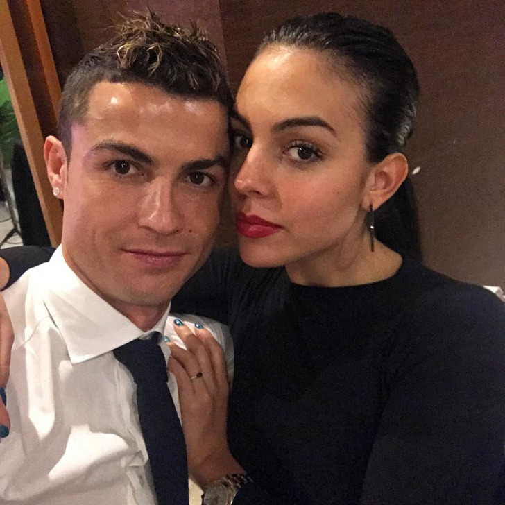 พ่อเลี้ยงเดี่ยว Cristiano Ronaldo พบครึ่งหลังของเขาใน Georgina Rodríguezขณะช้อปปิ้งและมันเป็นรักแรกพบ