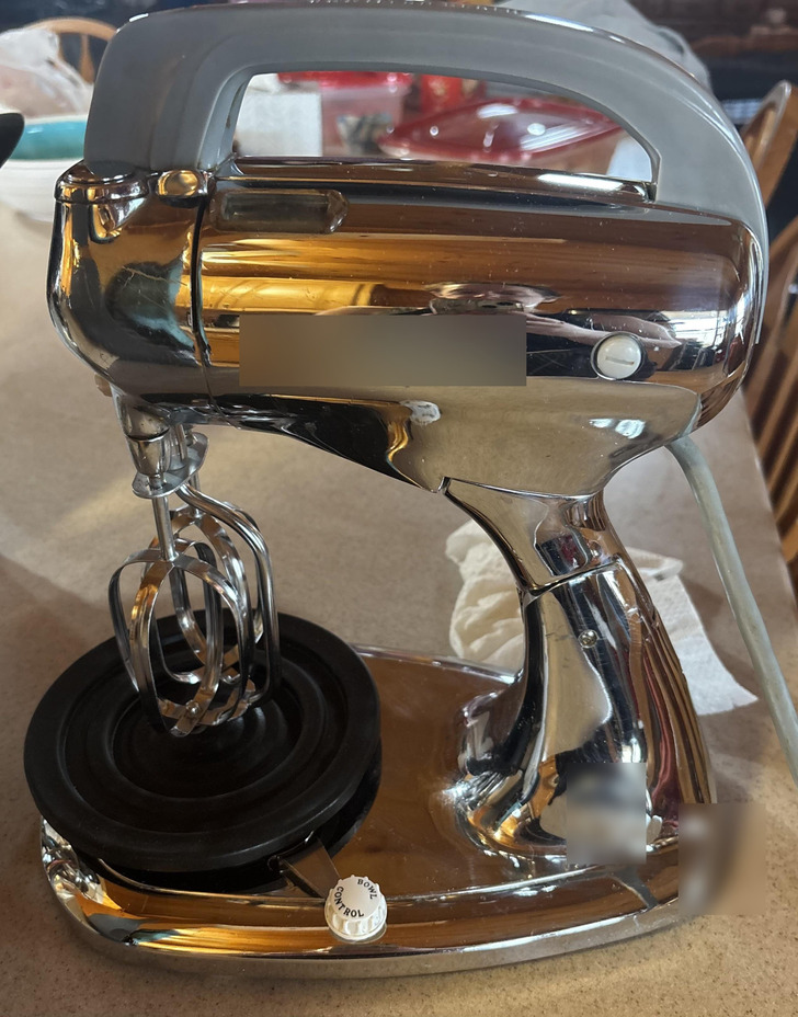 A Great-Grandmother’s Mixer Marked “1938” That Smelled Like an Old Ship and Still Worked