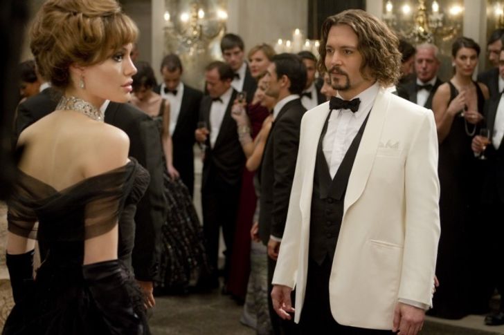 7 practical tips to make strangers like you instantly