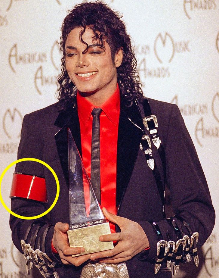 10 Details in Michael Jackson's Costumes That Were a Mystery to Us for a  Long Time / Bright Side