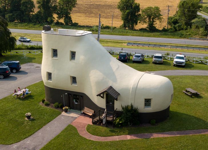 15 Buildings That Pretend to Be Other Objects and Even Animals