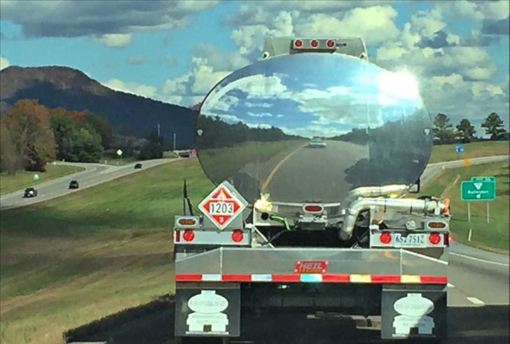 27 Perfect Coincidences That Were Luckily Captured on Camera