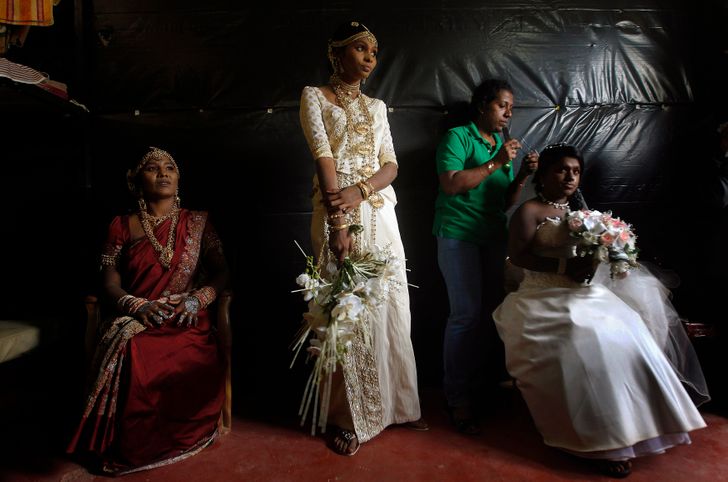 نظرة رائعة على فساتين الزفاف المختلفة من جميع أنحاء العالم