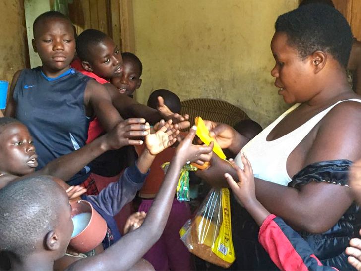 A Woman From Uganda Who Gave Birth to 44 Children Reveals What Her Life Is  Like / Bright Side