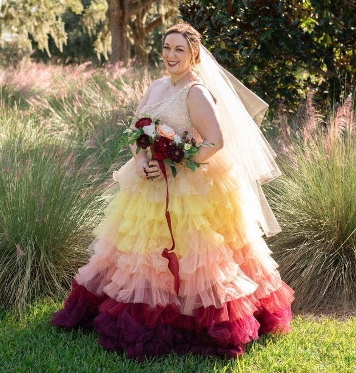 15+ Brides Who Replaced Ordinary Wedding Dresses With Lovely ...