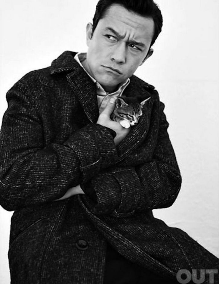 15 handsome men with their kittens