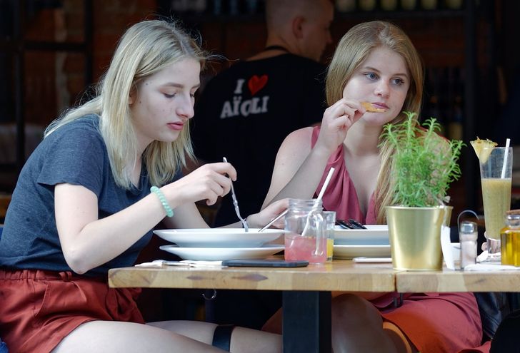 13 Table Manners That Only True Ladies Know About