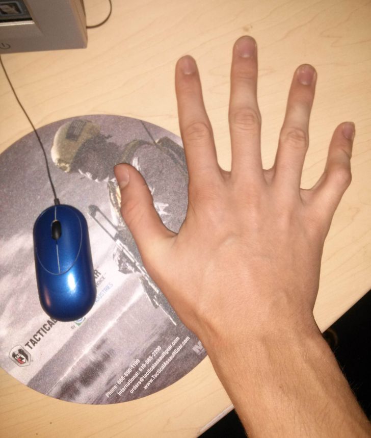 14 Awkward Situations That Every Tall Person Will Recognize