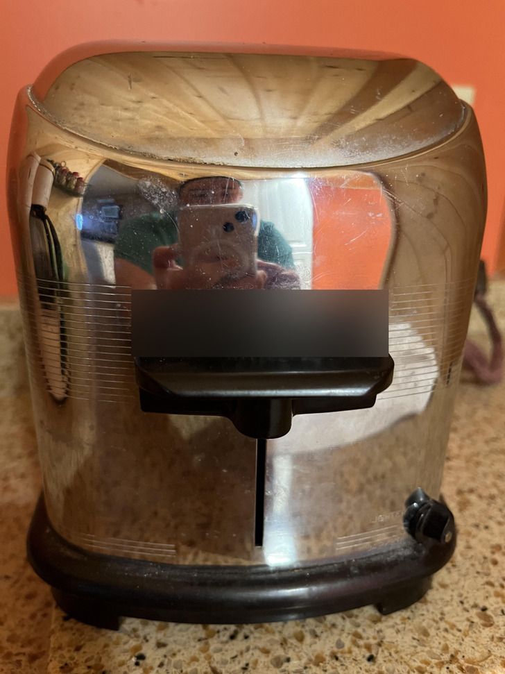 A 1925 Toaster From a Great-Grandmother’s Wedding That Still Makes Toast Every Day