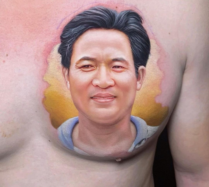 Një artist krijon tatuazhe çmendurisht realiste dhe gdhend kujtimet e dashura të njerëzve në lëkurën e tyre