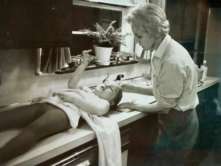 0c4c4f5a2c93cd9e04cb468800 20+ Heartwarming Photos That Feel Like a Trip to Our Moms’ and Grandmas’ Childhood / Bright Side