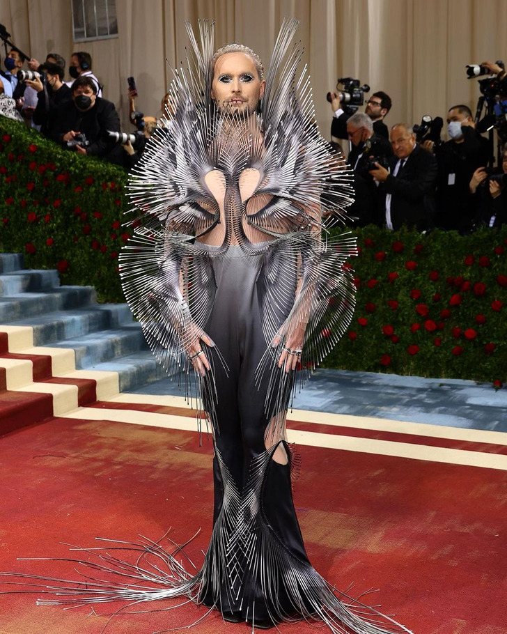 20 Dazzling Met Gala Outfits That Look Like They’re Straight Out of the Movies