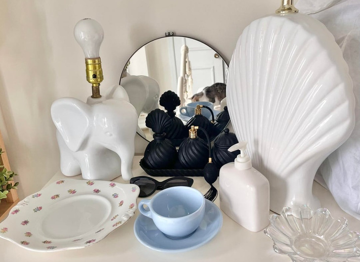 6ae9c5570f90b5615280474d3e 16 Thrift Store Workers Revealed the Biggest Treasures They Found Before Anyone Else Could / Bright Side