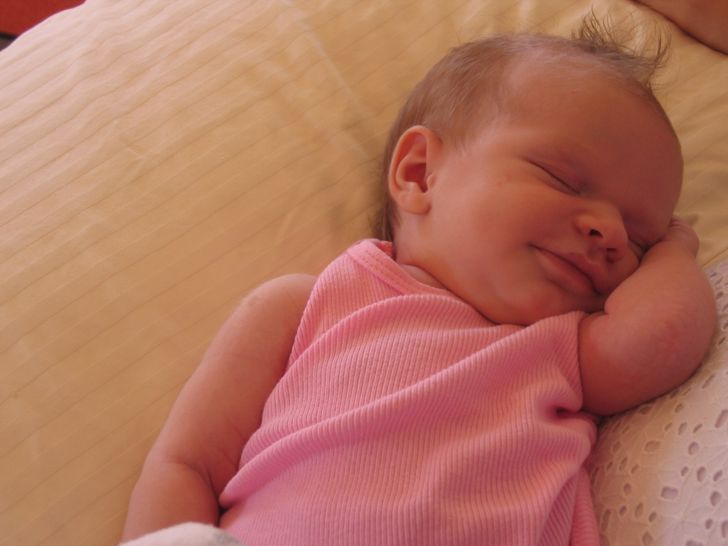 لماذا يبتسم الأطفال حديثي الولادة عندما يكونون نائمين