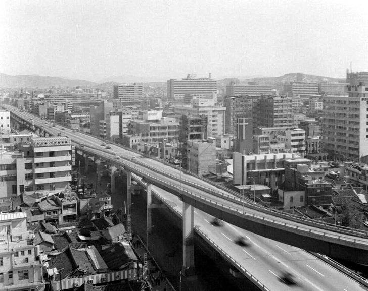 The elevated highway over the Cheonggyecheon, 1969