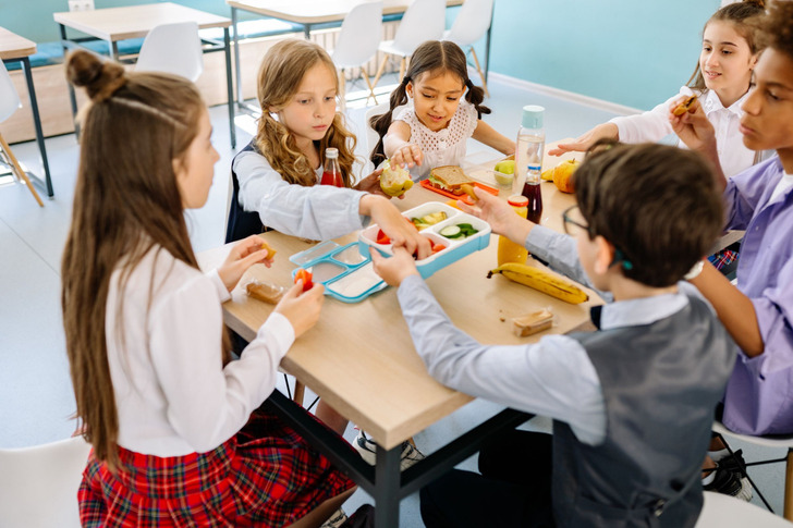 Illustrative photo: children having lunch at school