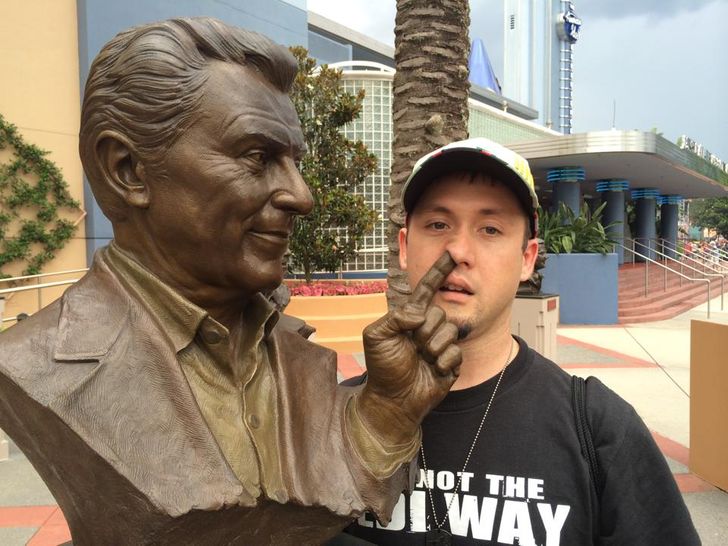 19 Hilarious Times People Had Too Much Fun Posing With Statues