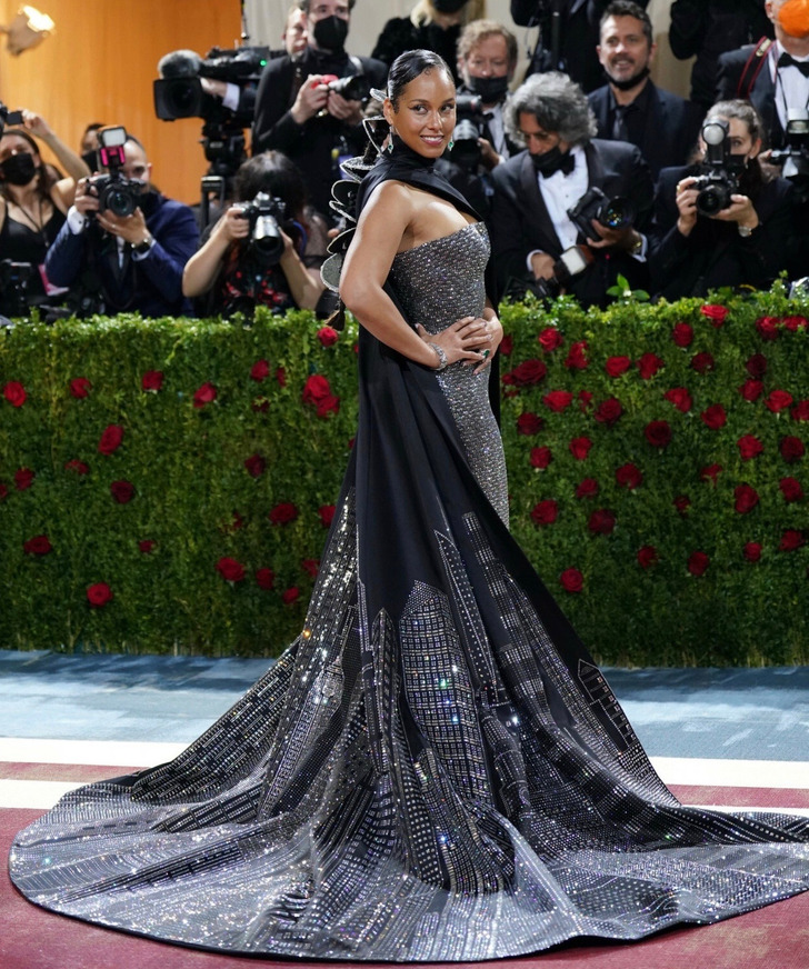 20 Dazzling Met Gala Outfits That Look Like They’re Straight Out of the Movies