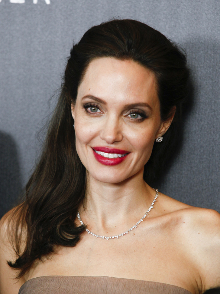 6 Style Lessons We Learned From the Gorgeous Angelina Jolie / Bright Side