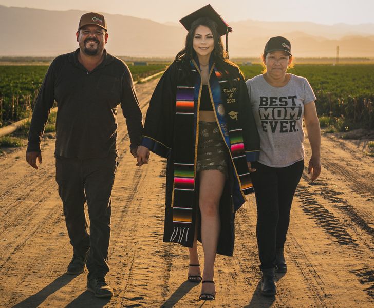 A Student Took Graduation Pics in the Field Where Her Parents Work to Remind Us That Hard Work Always Pays Off